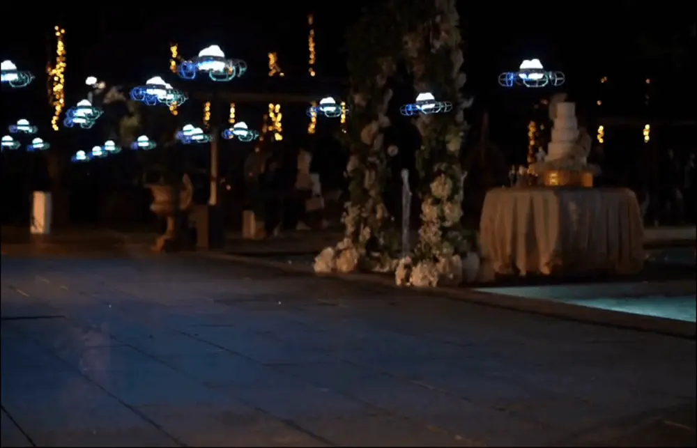 Espetáculo de drones indoor com coreografia luminosa em espaço interior para evento exclusivo